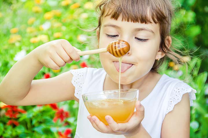 فوائد العسل والليمون للاطفال على الريق